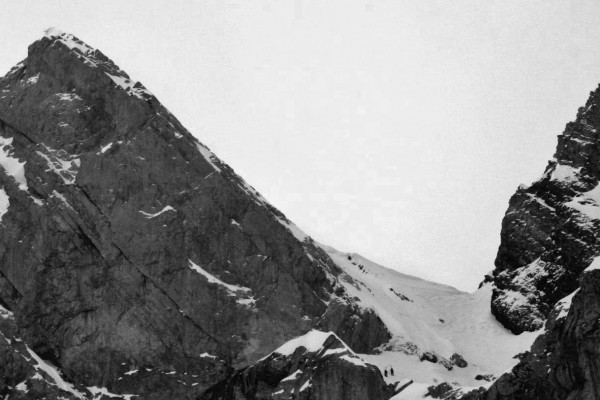#8 sommet du couloir : on distingue deux skieurs en train d sommet du couloir : on distingue deux skieurs en train d'en terminer avec le couloir Combaz