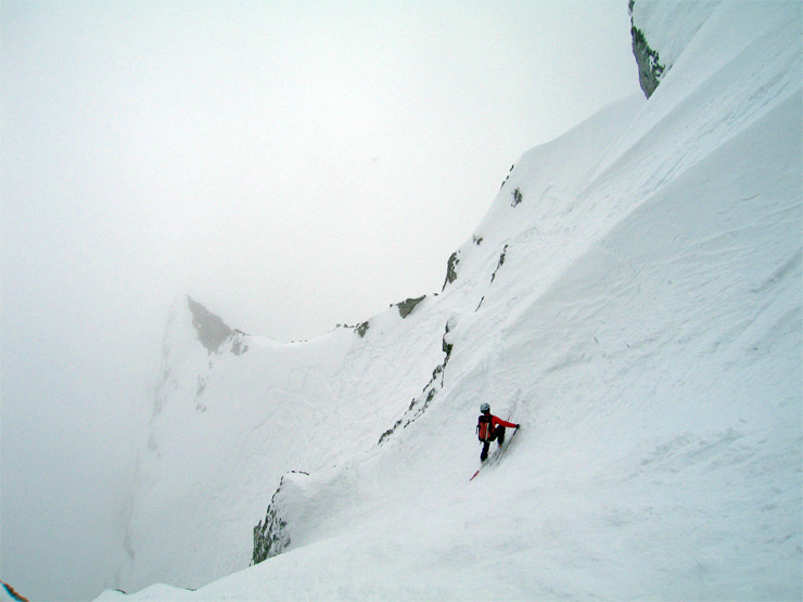 #4 Couloir de la Combaz : Pïerre arrive vers le verrou rocheux au centre du couloir. Couloir de la Combaz : Pïerre arrive vers le verrou rocheux au centre du couloir.