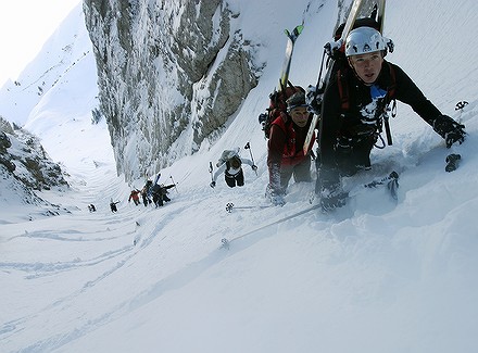 #1 La troup à la trace : La montée est difficile dans cette quantité de neige La troup à la trace : La montée est difficile dans cette quantité de neige