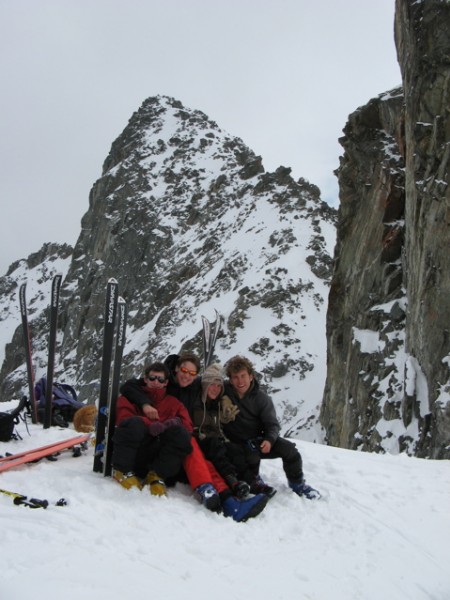 Devant le Puy gris : Au terme du raid ,que d'intenses moments passés ensemble !
Après le thé au col de la Valloire,ils nous faut redescendre dans la vallée.