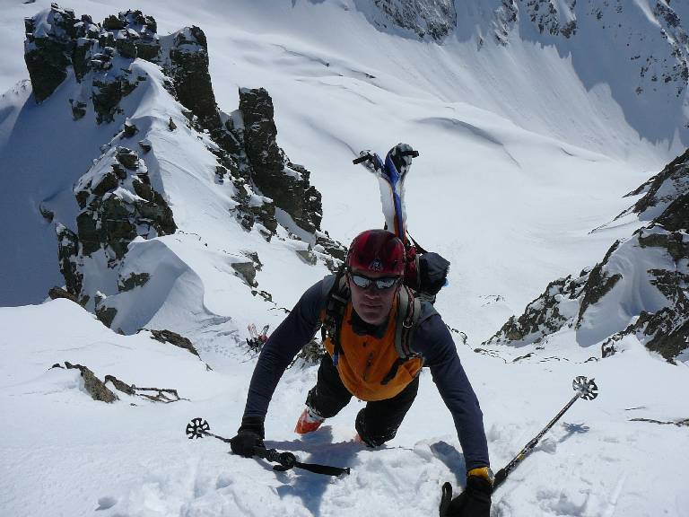 #3 Juste sous le sommet : Loic ne se sépare jamais de ses skis, ça peut toujours servir ! (le couloir est à gauche) Juste sous le sommet : Loic ne se sépare jamais de ses skis, ça peut toujours servir ! (le couloir est à gauche)