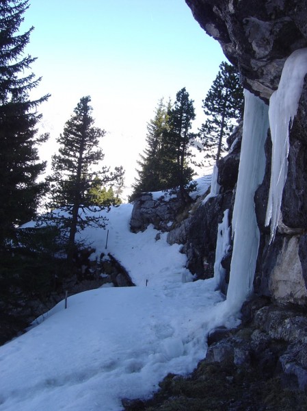#3 passage à ne pas louper sur le GR9 (on peut aussi passer par la cheminée du paradis, très étroite) passage à ne pas louper sur le GR9 (on peut aussi passer par la cheminée du paradis, très étroite)