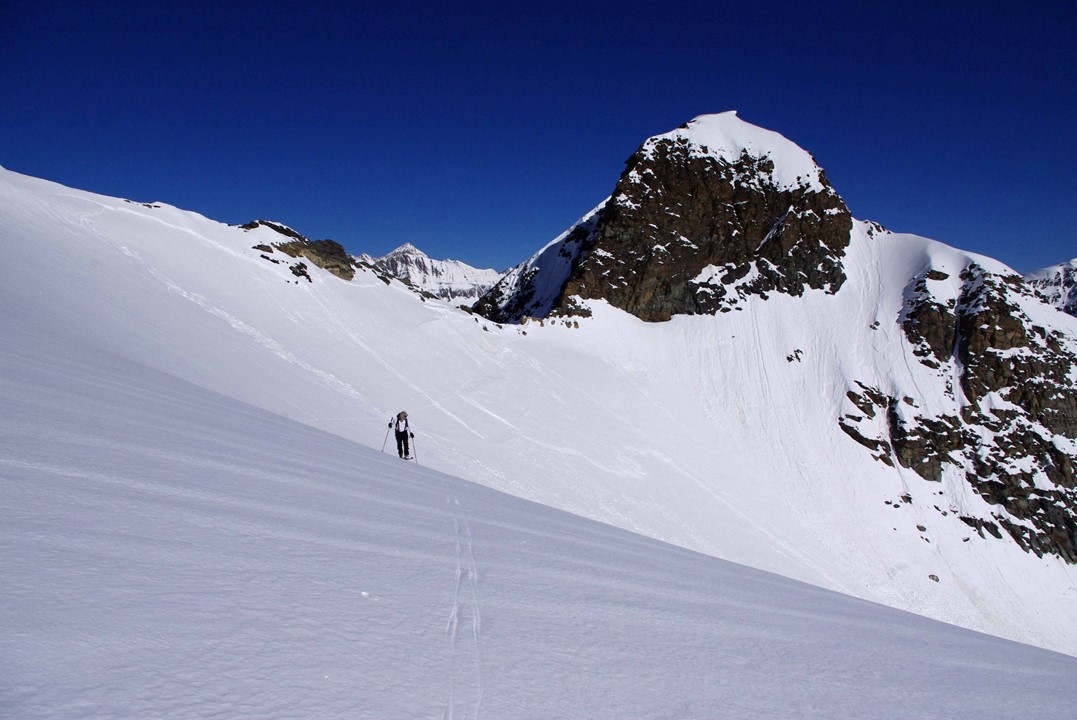 Cîme d'Oin vue depuis le glacier du Carro... l'éloignement se fait sentir... comme à chaque fois que le ski de randonnée nous fait basculer d'une vallée à une autre... 