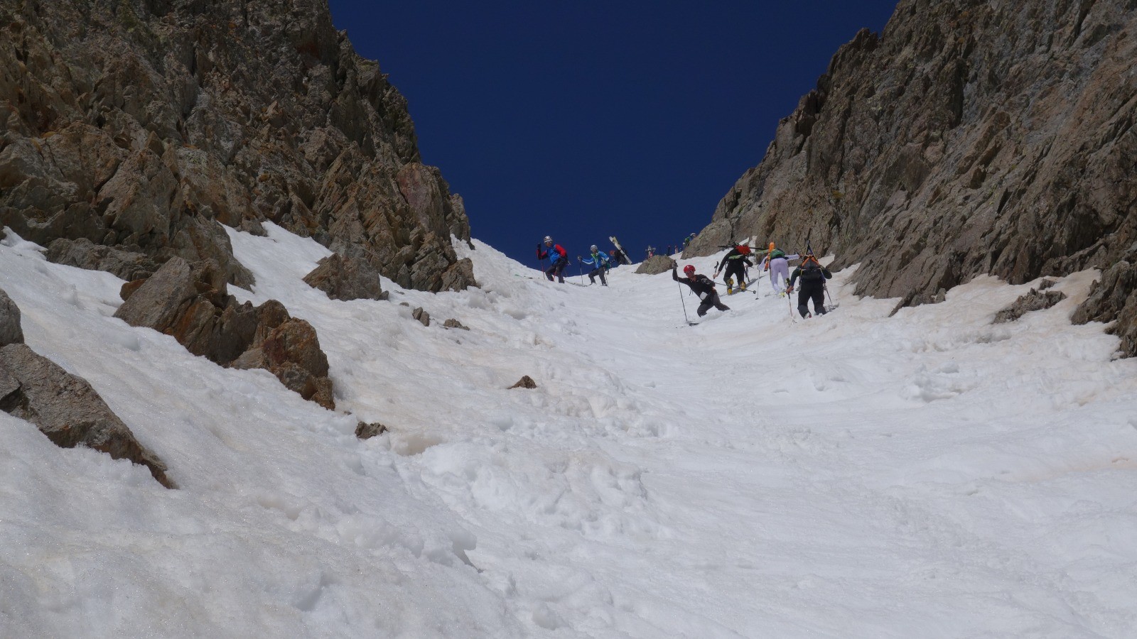 #13 En cours de descente : beaucoup de monde au sommet En cours de descente : beaucoup de monde au sommet
