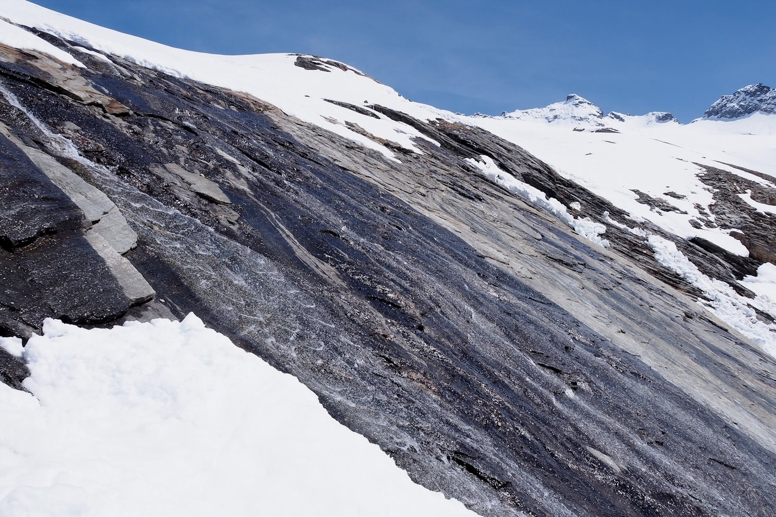 La neige n'accroche plus sur les roches polies.