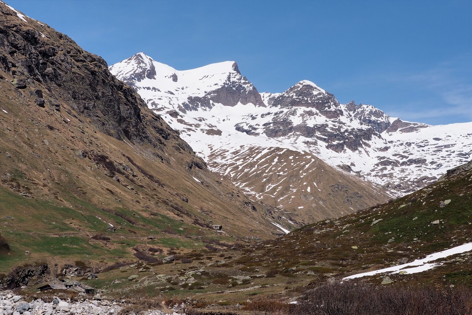 Pour terminer, portage sous le regard de la Grande aiguille Rousse.