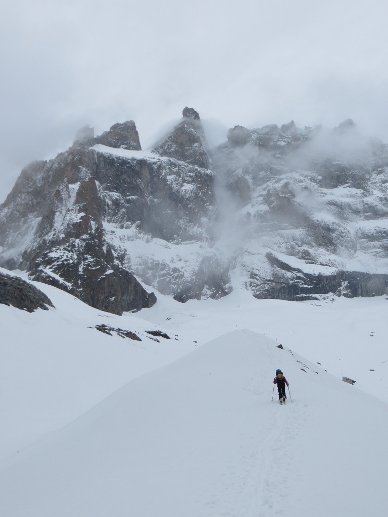 montée sous la grisaille