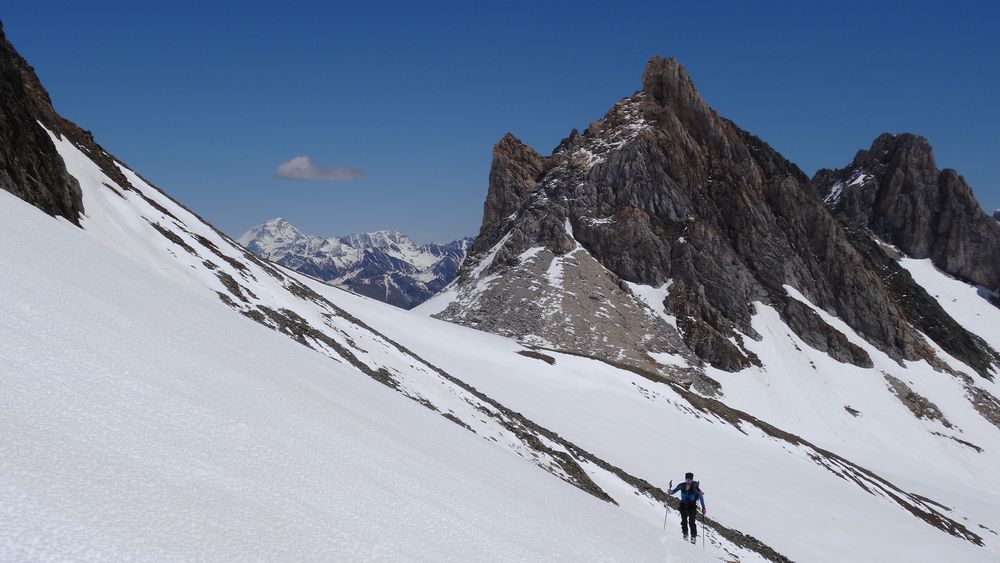 #28 dernière remontée devant le Grand Combin et les Pyramides Calcaires dernière remontée devant le Grand Combin et les Pyramides Calcaires
