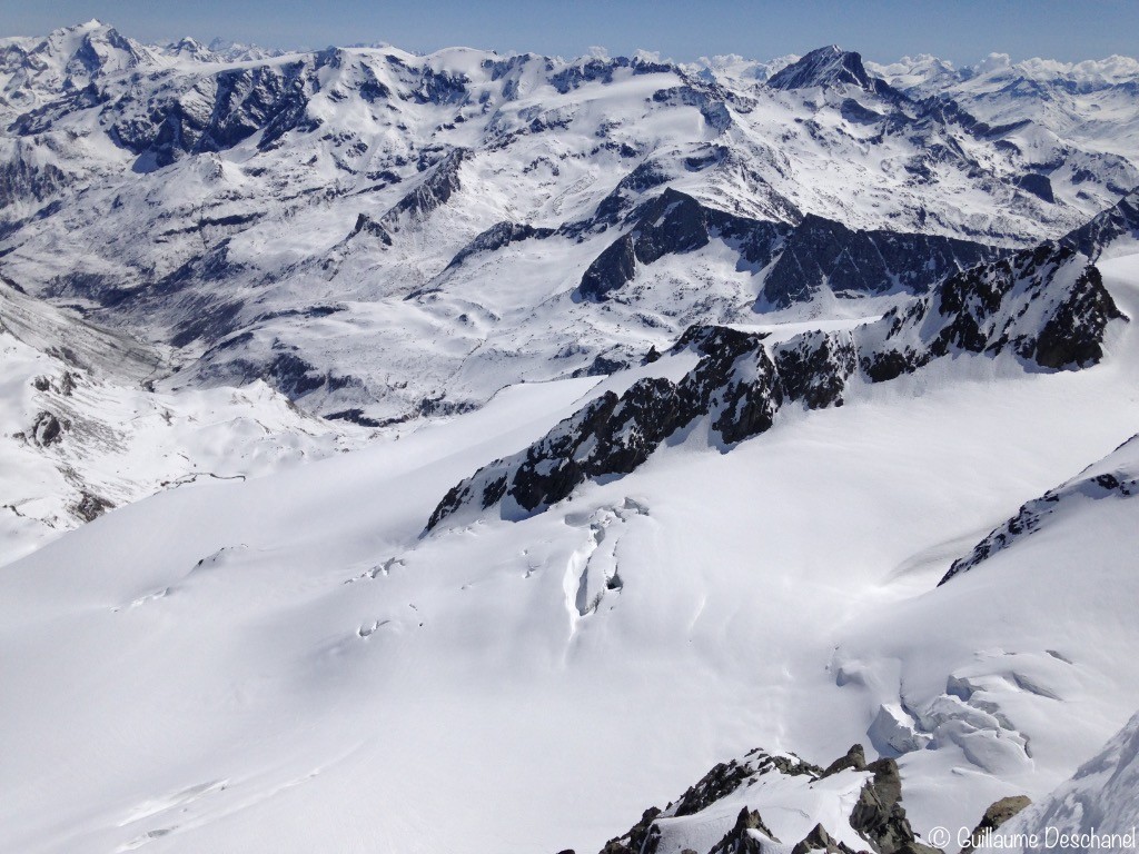 Vue côté Gébroulaz avec les glaciers de la Vanoise et la Grande Casse au loin