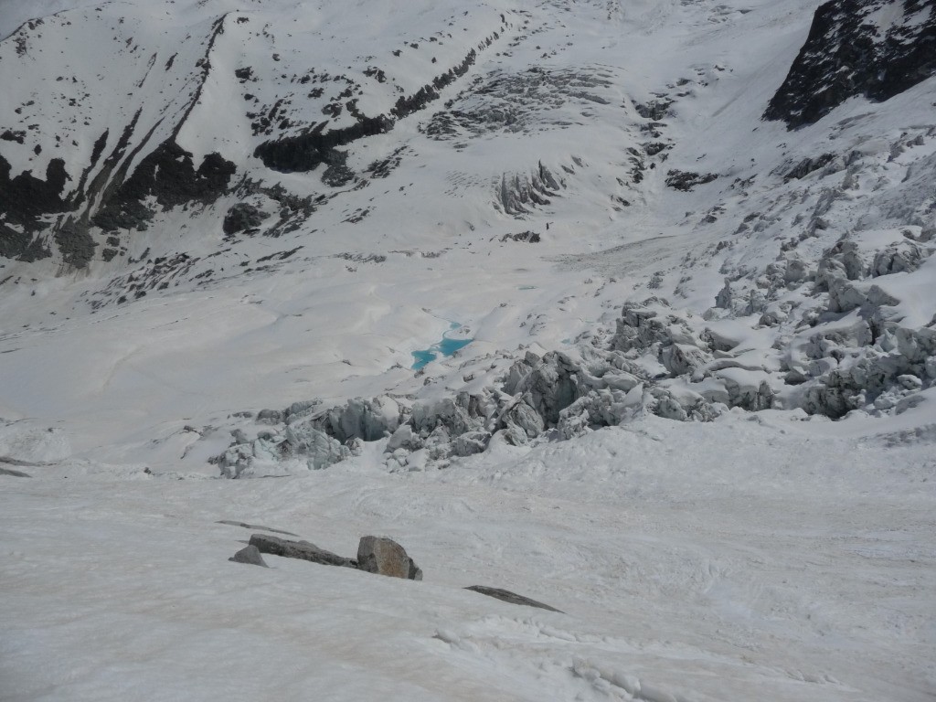 Petit lac bleu sous les séracs