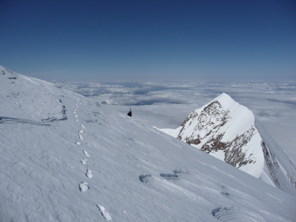 Arrivée au dôme du Goûter, l'arête de Bionnassay derrière