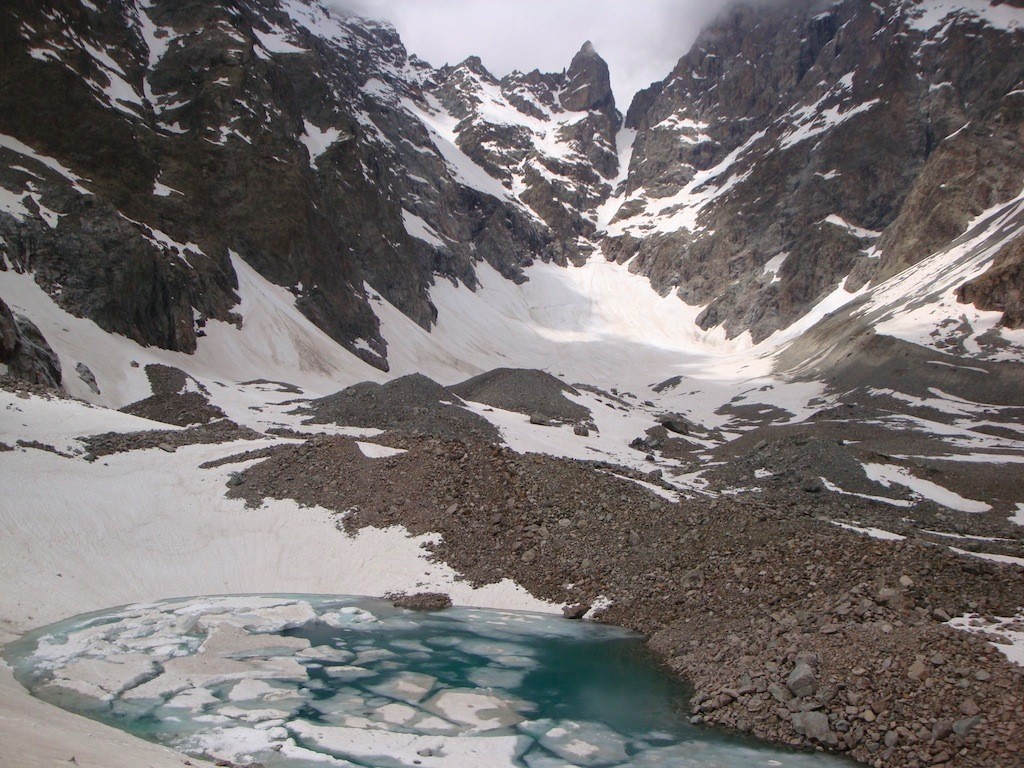 Le petit lac glaciaire et le col des Avalanches