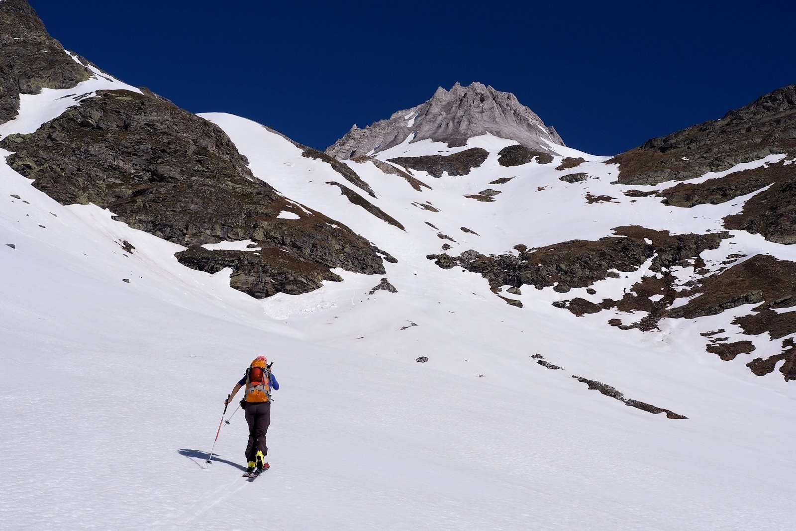 A l'attaque des pentes Est sous le Col du Soufre.