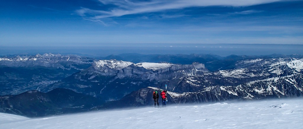 Skieurs face à la vallée de l'Arve