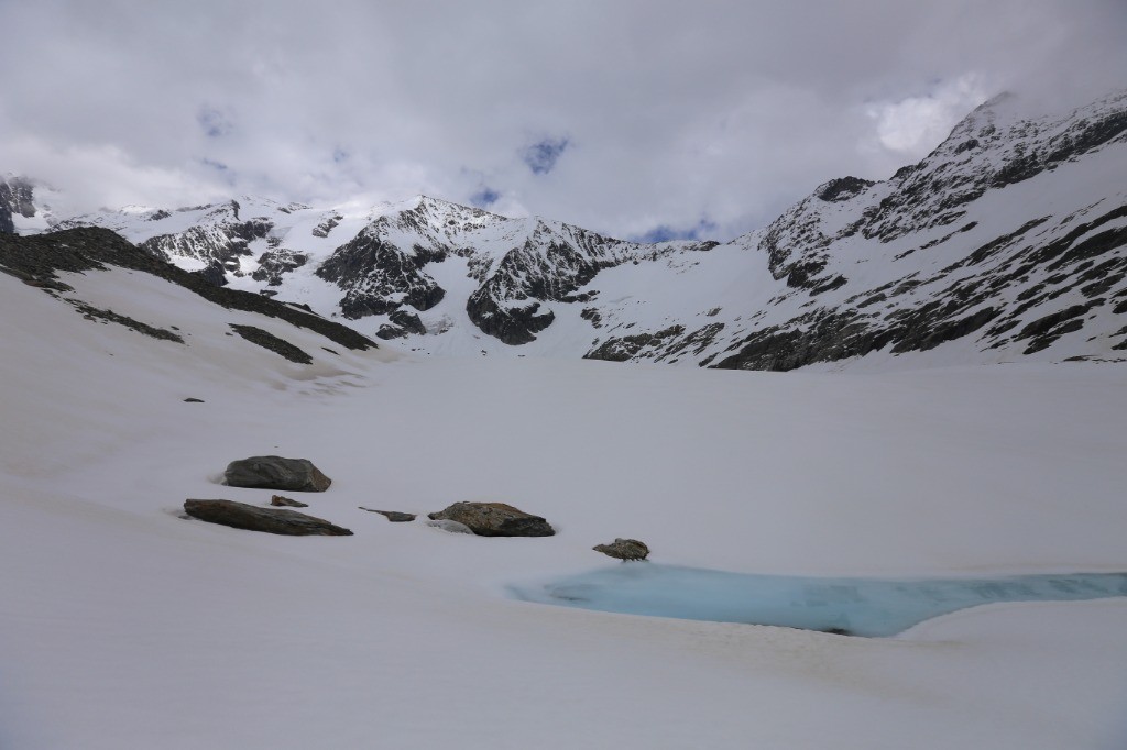 Petit lac glaciaire sur le glacier de Tré la Tête