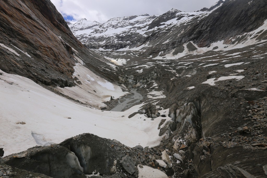 Sur le glacier bien recouvert de caillasses...