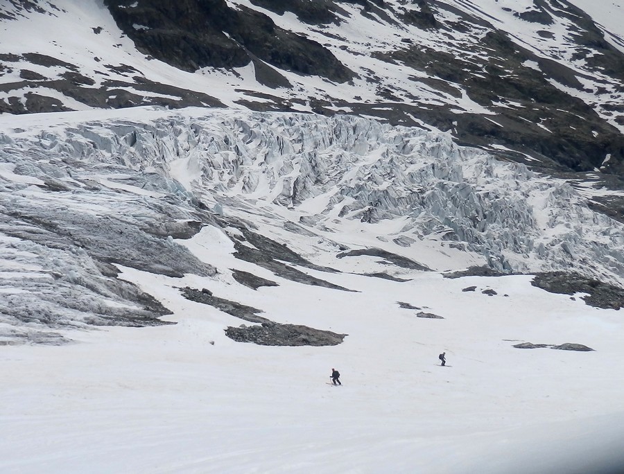 Ski sous le glacier blanc