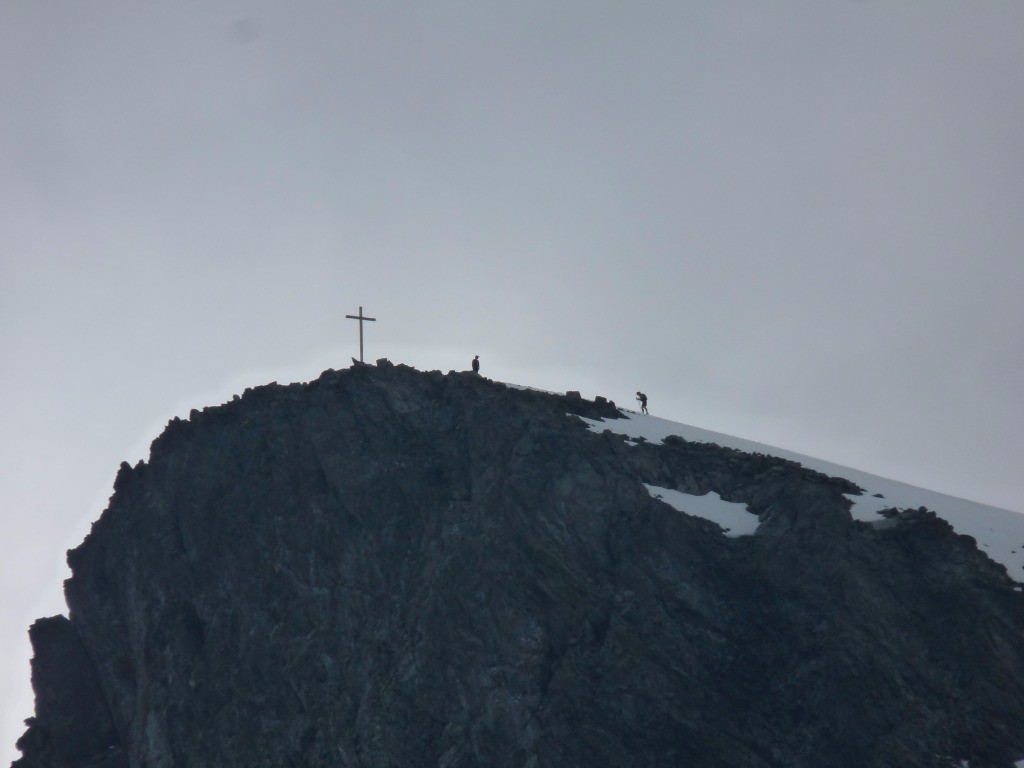 #10 Les piétons arrivent à la Croix Les piétons arrivent à la Croix