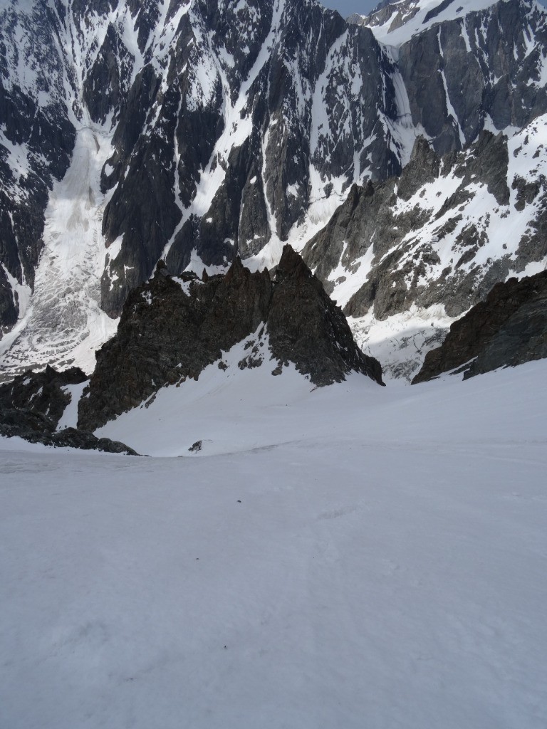 éperon rocheux avec le refuge Q.Sella, l'entrée du couloir est à droite