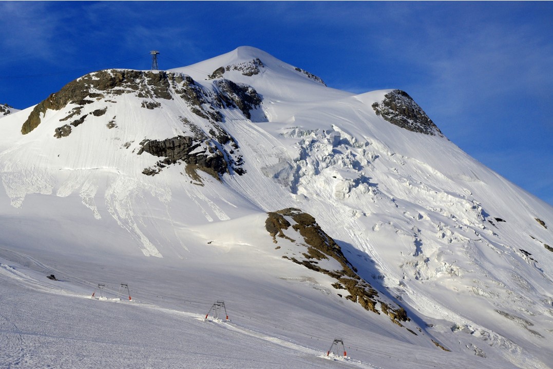 #1 Lever du jour sur la face nord de la Grande Motte. Repérage visuel des petite et grande face nord, qui pourraient être un itinéraire à la descente. Faible incidence solaire, l Lever du jour sur la face nord de la Grande Motte. Repérage visuel des petite et grande face nord, qui pourraient être un itinéraire à la descente. Faible incidence solaire, l'horizon, en Italie, est bouché.