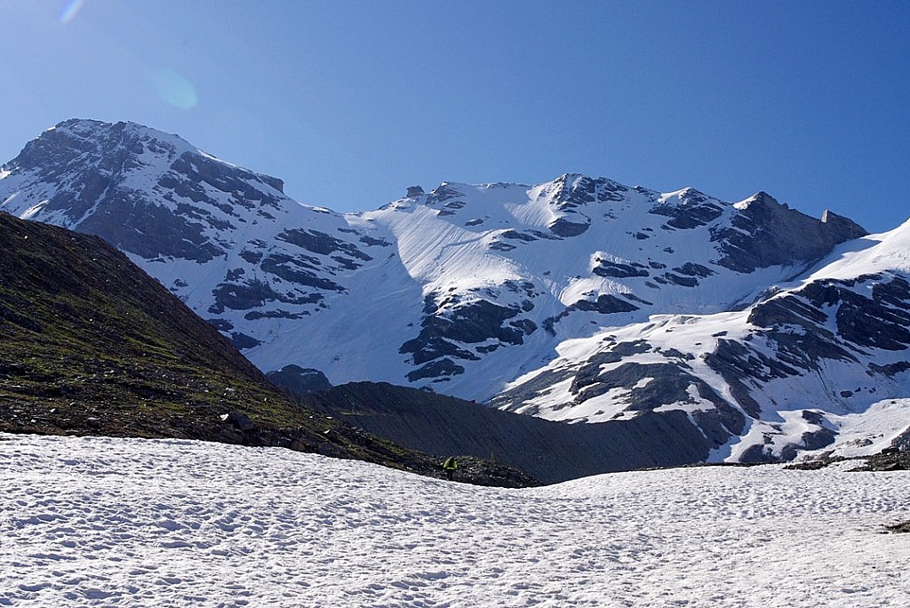 2400, nous chaussons les skis dans le bassin du glacier de Giasson. Il va donc falloir ruser pour se rétablir dans celui de la Rousse 