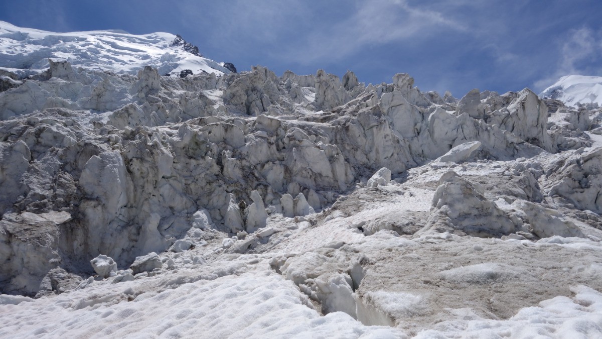 Le glacier des Bossons enfile progressivement son habit estival