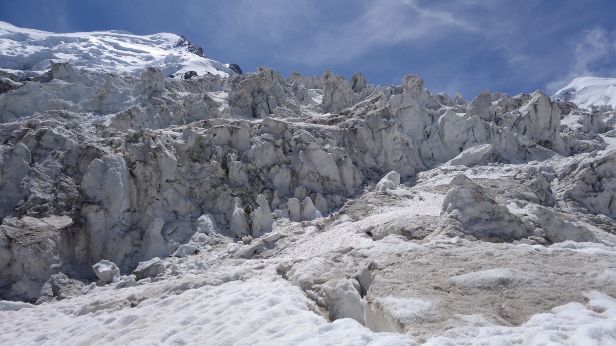#33 Le glacier des Bossons enfile progressivement son habit estival Le glacier des Bossons enfile progressivement son habit estival