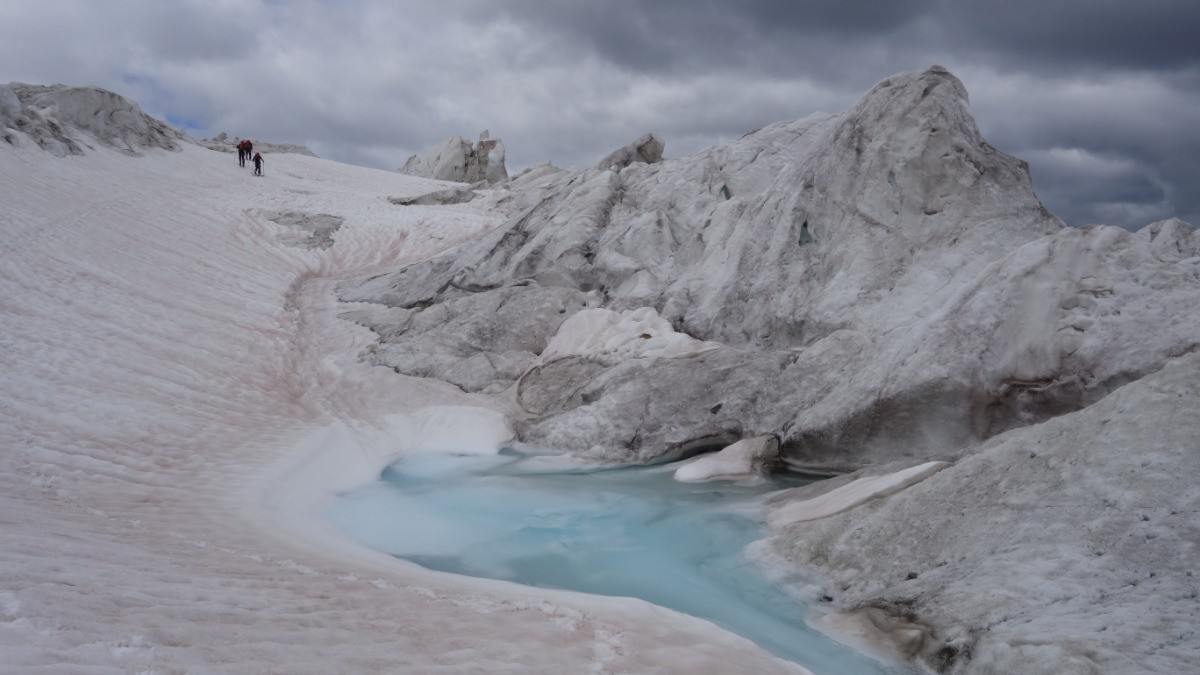 Lac de fonte éphémère sur le glacier