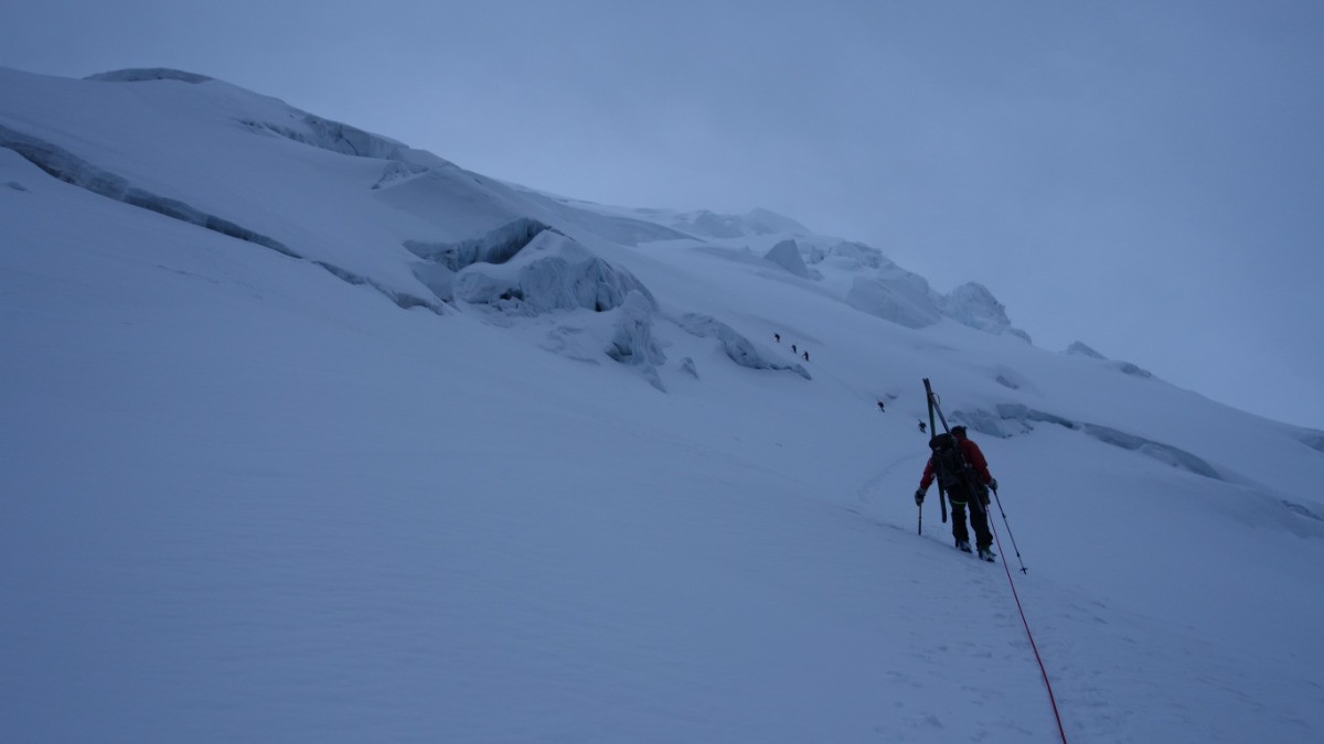 Sur l'Arête Nord du Dôme avec le mauvais qui pointe