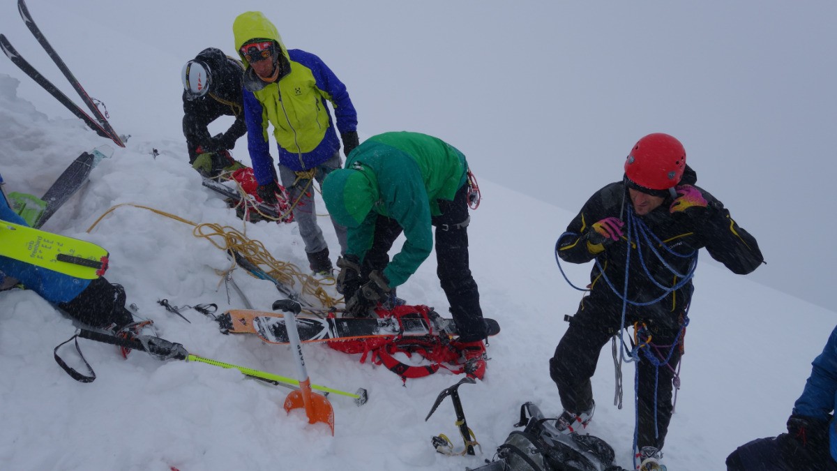 Après 1h30 d'attente dans notre trou à neige, nous décidons de redescendre