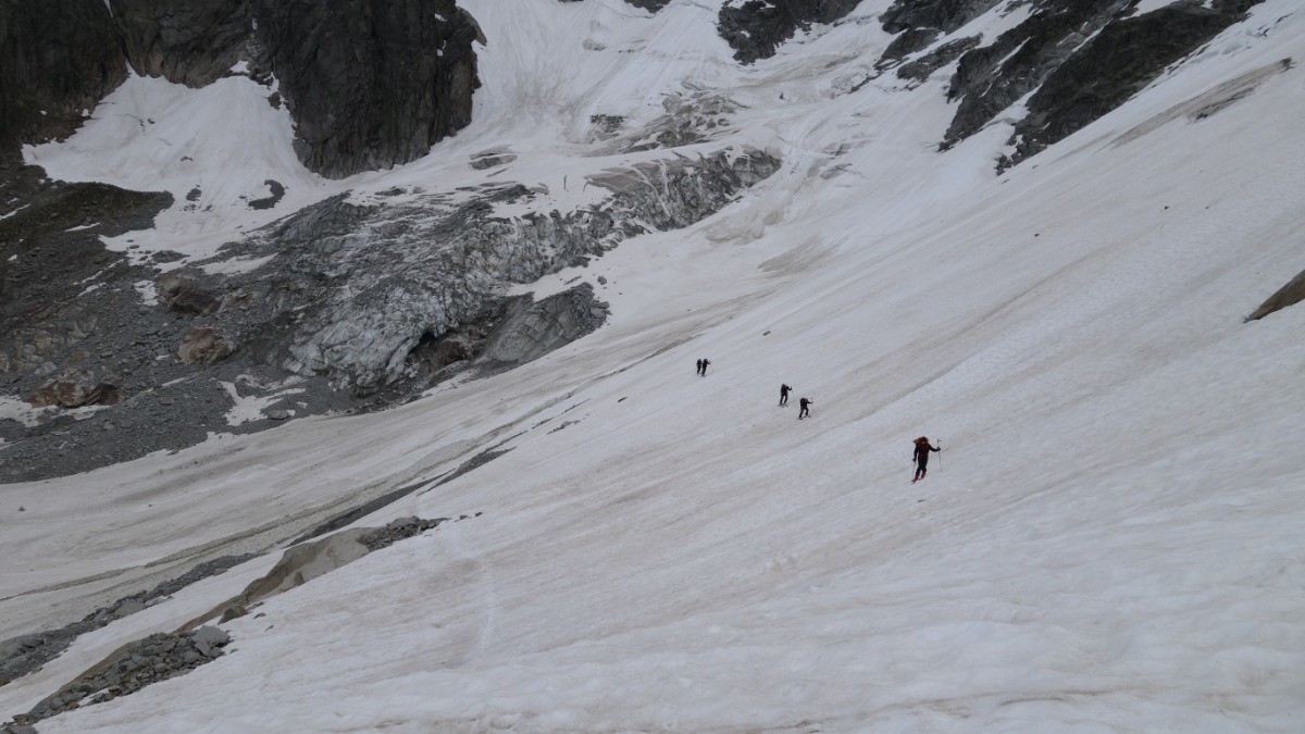 On chausse au niveau du glacier des Pèlerins
