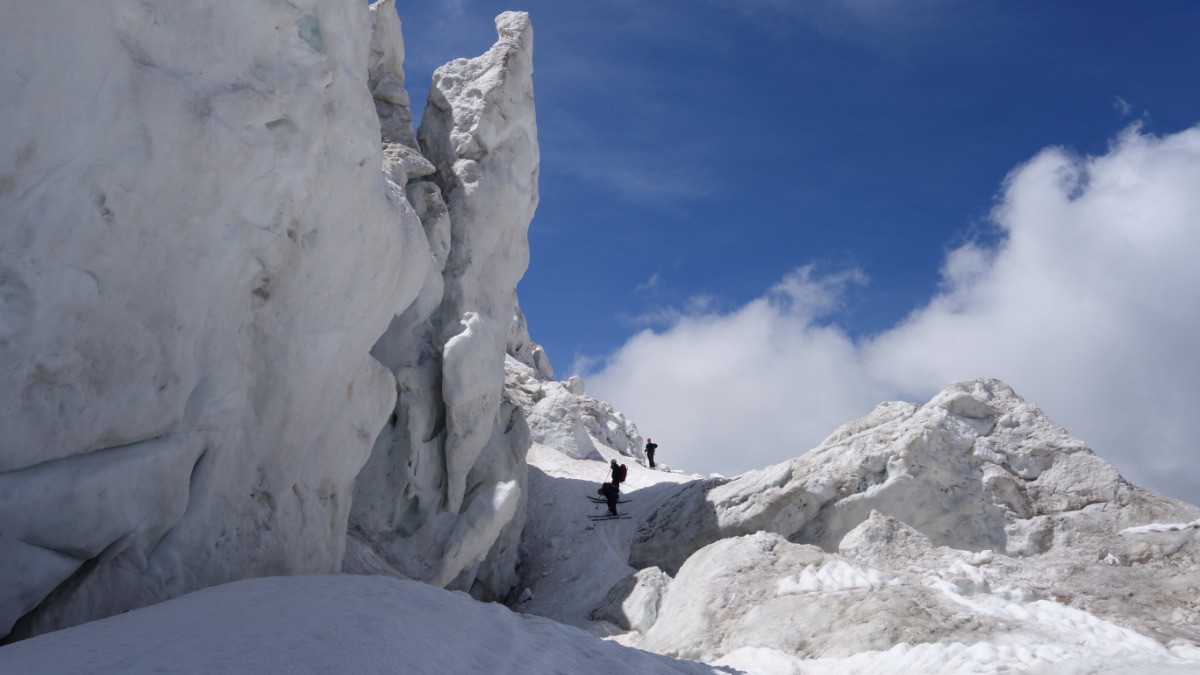 Ski au contact des séracs au niveau de Plan Glacier
