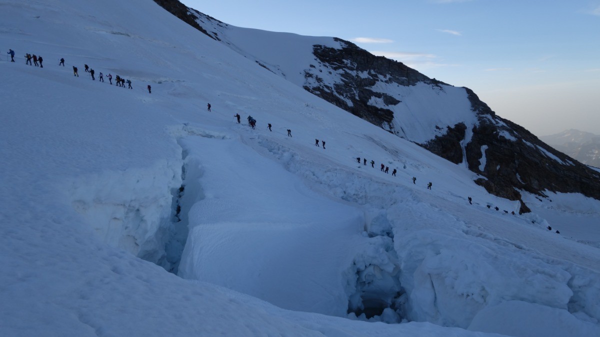 #7 Belle procession d Belle procession d'alpinistes sur glacier crevassé