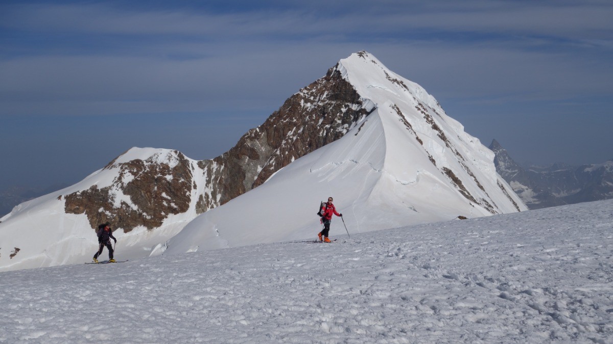 David et Yves arrivent au Col du Lys sur fond de Lyskamn