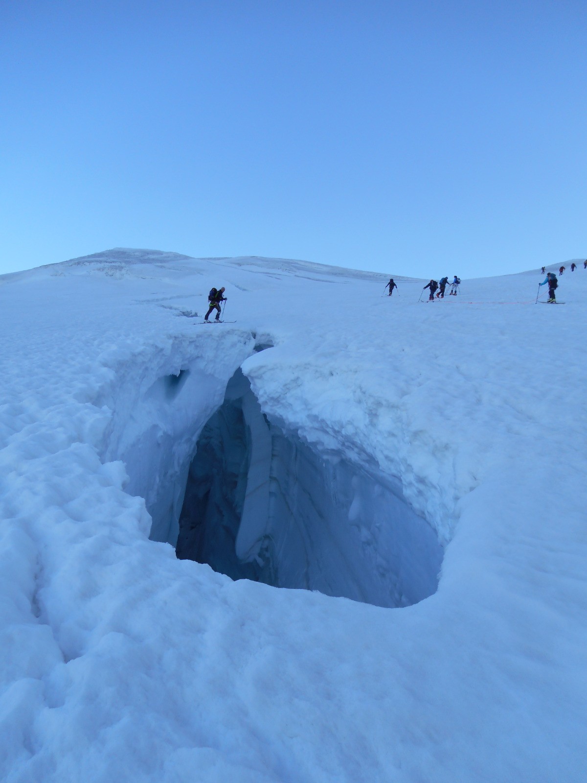 #32 Franchissement d Franchissement d'une belle crevasse ; heureusement, le pont de neige était bien solide