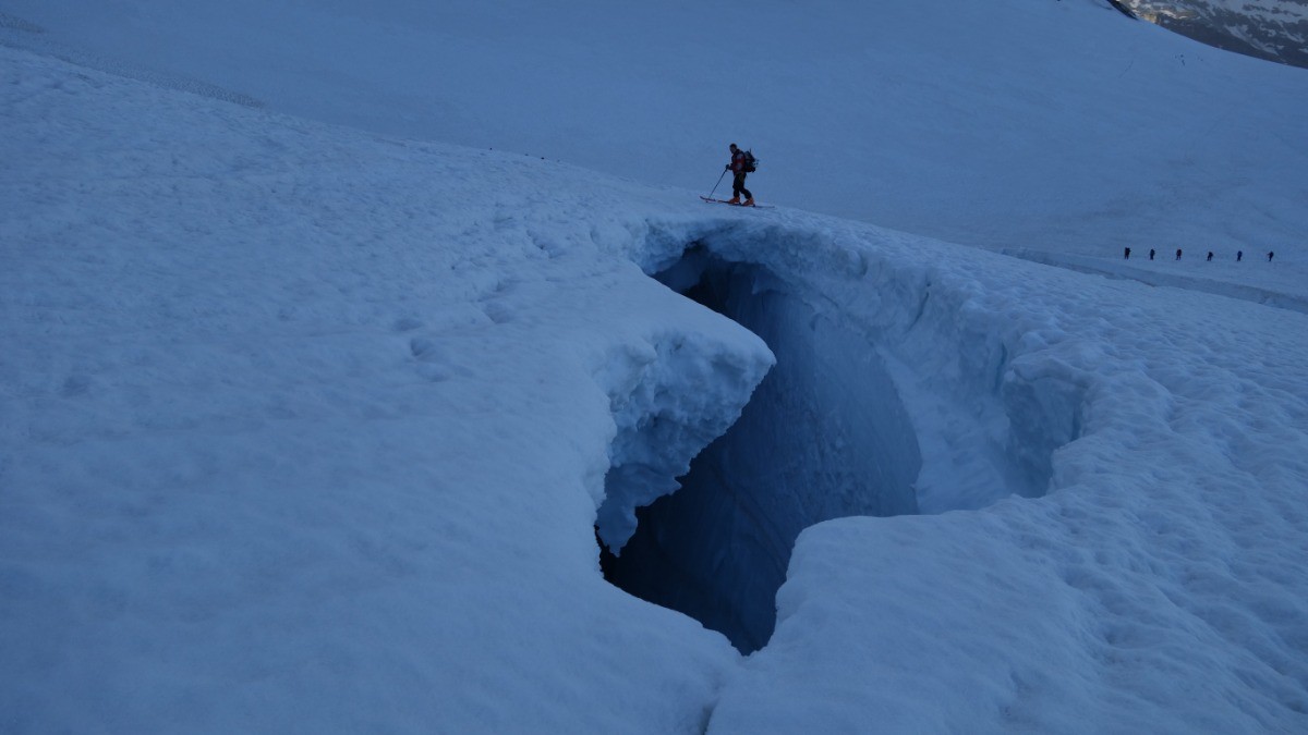 David au franchissement d'une belle crevasse