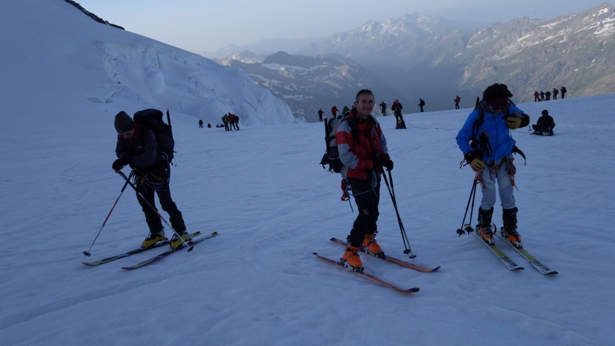 Petite pause vers 3980m, ici Yves, David et Delphine