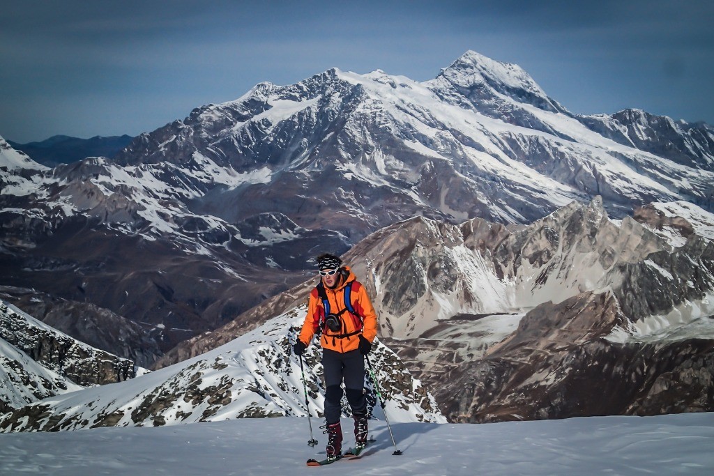 Hugo arrive au sommet de l'Aig de Pers