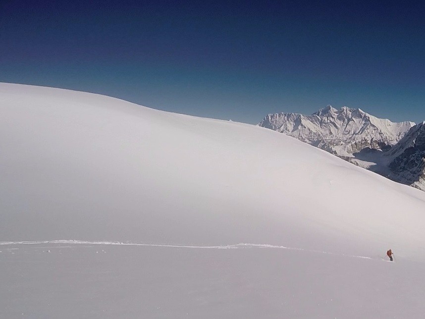 Descente à skis avec l'Everest et le Lhotse en toile de fond