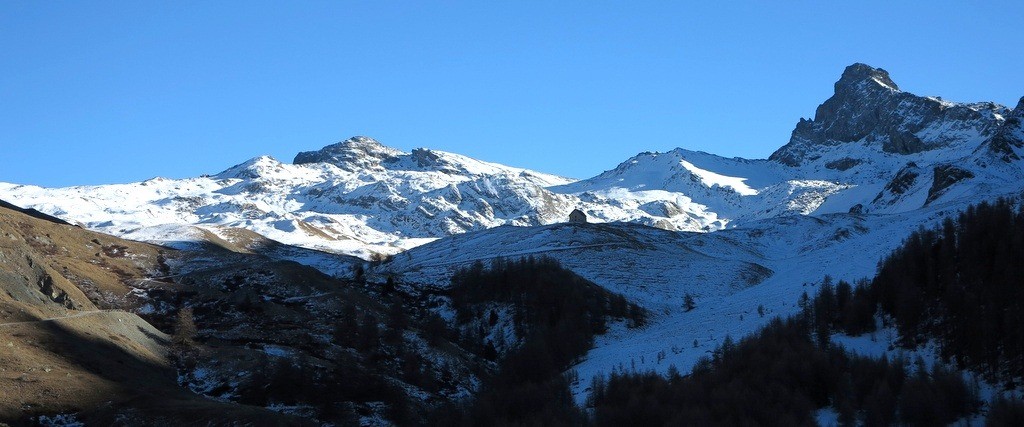 La Chapelle de Clausis entre Rocca Bianca et la Tête des Toillies