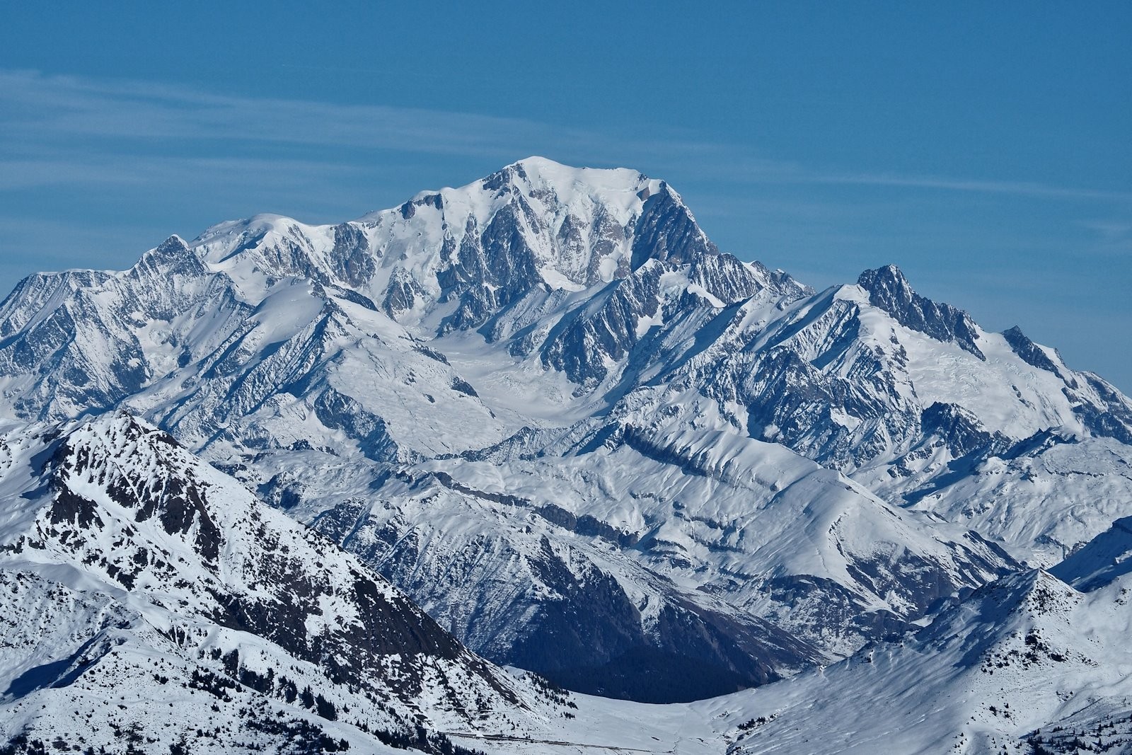 Le Mont Blanc domine.