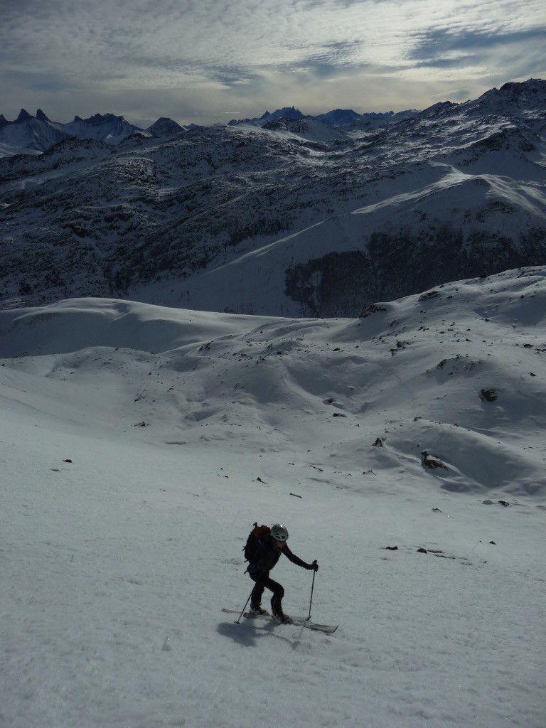 Yann en approche sous fond d'Agiles d'Arves, de Meije et de Râteau