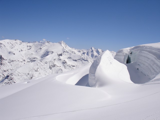 #6 Seracs : Grande Sassière et Tsanteleina dans le lointain Seracs : Grande Sassière et Tsanteleina dans le lointain
