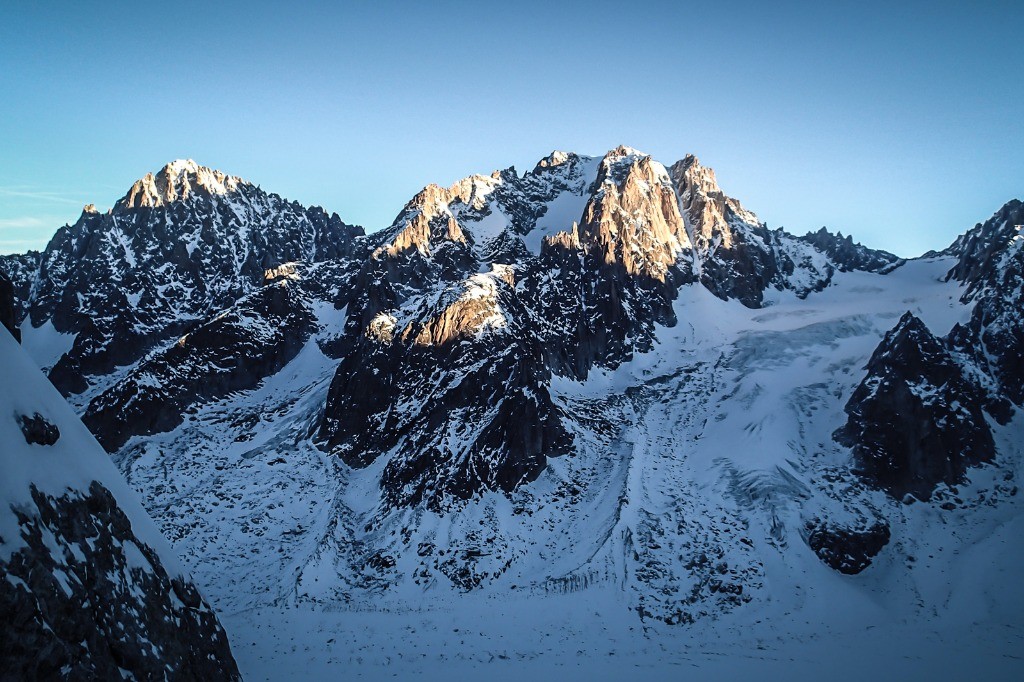 #13 En face, le Chardonnet et l En face, le Chardonnet et l'Aiguille d'Argentière prennent le soleil