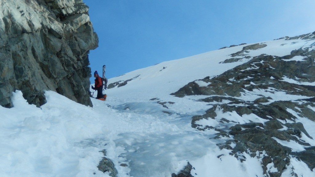 Laurent au dessus du ressaut, le pauvre devra m'attendre un bon moment au sommet !