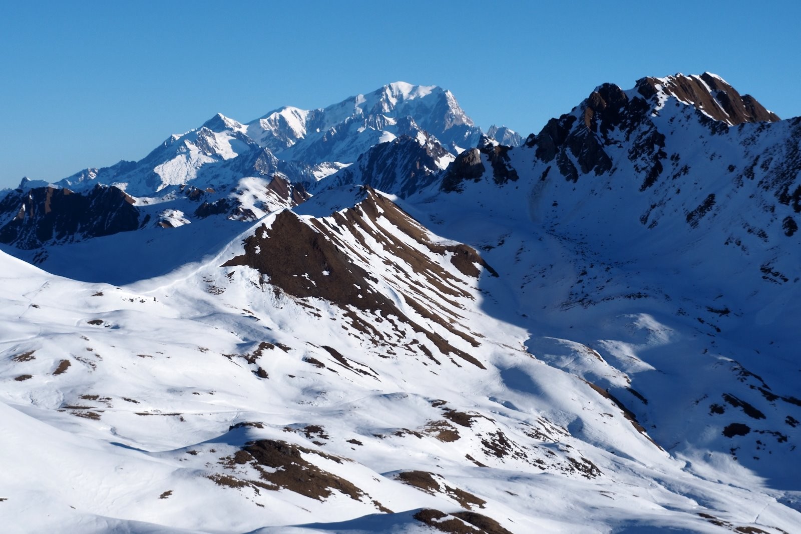 Au Nord, Mont Blanc et Crêt du Rey.
