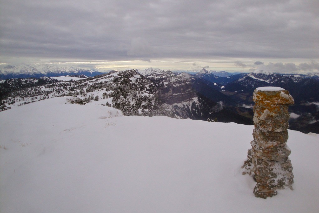 #10 Sommet géodésique avec une zone d Sommet géodésique avec une zone d'éclaircie sur le Vercors