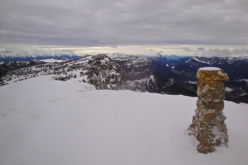 Sommet géodésique avec une zone d'éclaircie sur le Vercors