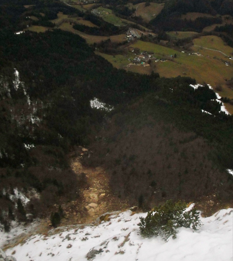 #7 Effondrement coté Grand Combe avec les maisons de Tencovaz en dessous Effondrement coté Grand Combe avec les maisons de Tencovaz en dessous