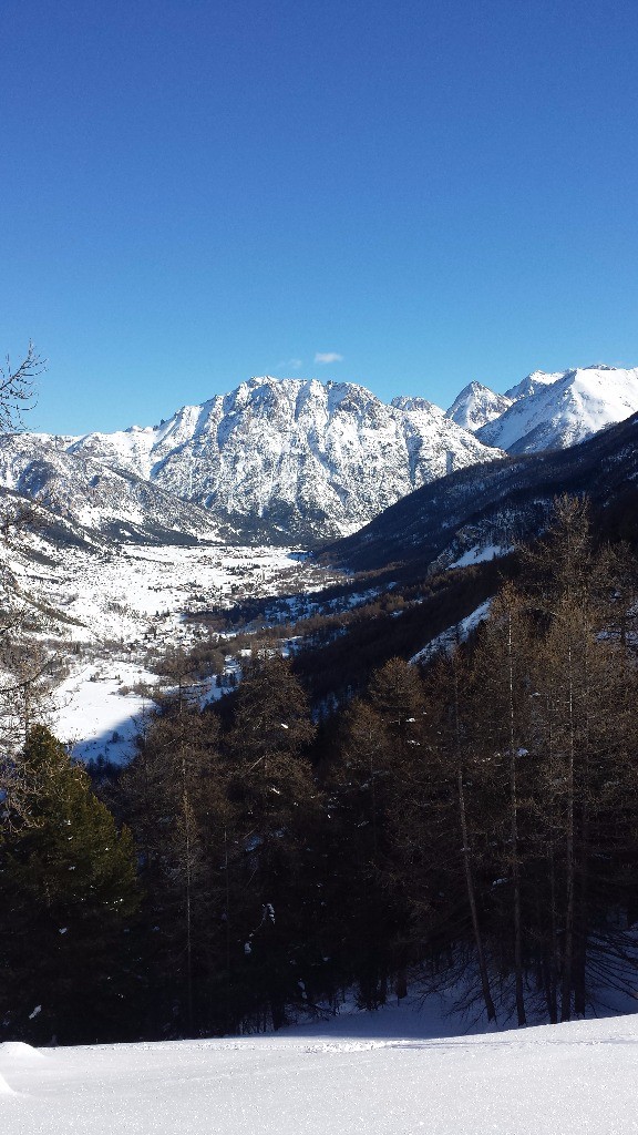 vue sur la vallée de la clarée, Névache depuis le point 2050m, encore du bon ski dans le bois plus pentu.
